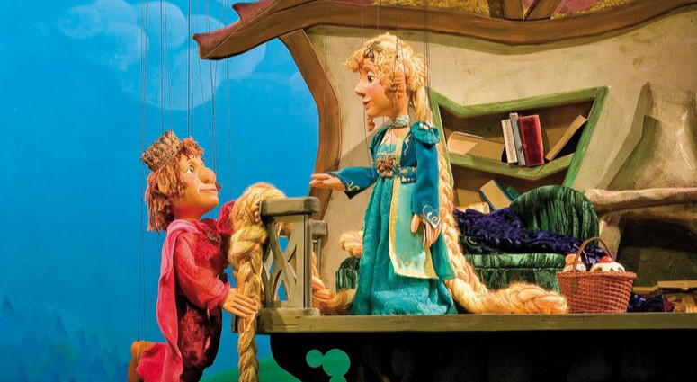 cropped-1731328596-647dae4df65bfe27a14abd81_rapunzel-und-prinz-c-augsburger-puppenkister-foto-elmar-herr-p-800