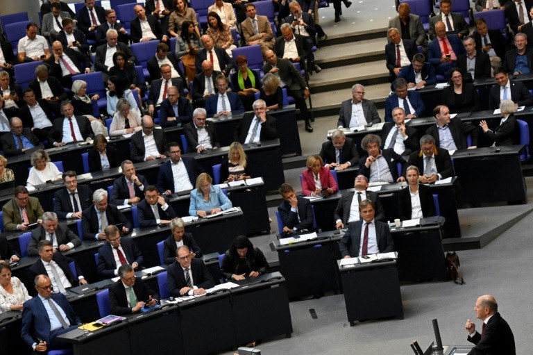 Bundestag Diskutiert 200-Milliarden-"Abwehrschirm" Und Steuerliche ...